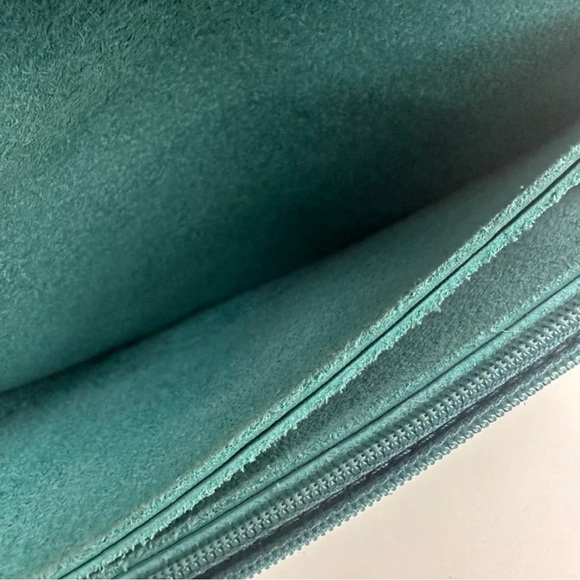 Leather Keecie wallet with a silkscreen of a cat chasing a bird on the inside - Picture 8 of 16